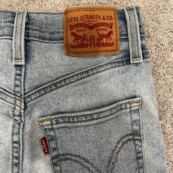 Levi’s Women’s Sz 24 Ribcage Straight Distressed Light Wash Jean - Picture 8 of 16